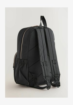 Juodas paminkštintas kuprinės su siuvinėtu paviršiumi, dvigubomis užtrauktukais, šoniniu kišeniu, reguliuojamomis petnešomis ir viršutine rankena nešimui.