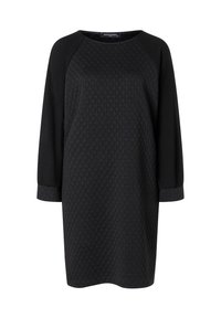 Schwarzes Kleid mit strukturiertem Stoff in Wabenmuster, Raglanärmeln und Rundhalsausschnitt, ergänzt durch glatte kontrastierende Ärmelakzente.