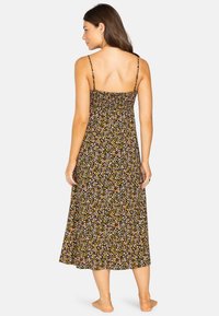 Vestito lungo floreale con sfondo nero e motivi di fiori multicolori, sottili spalline regolabili e corpetto arricciato.