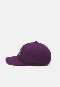 Lila baseball sapka strukturált koronával, ívelt vízálló széllel, szövet folttal és szellőző lyukakkal. Oldalán egy kis logócímke található.