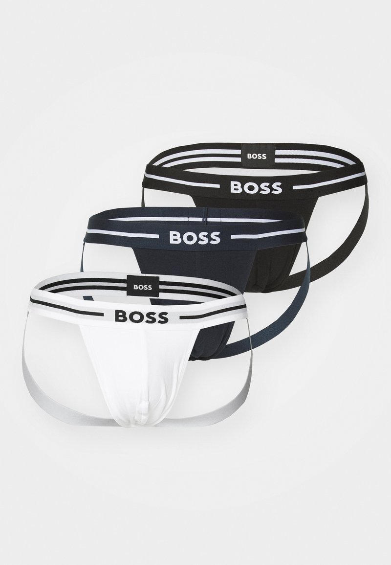Três pares de boxers para homens em branco, preto e azul escuro, feitos de um tecido suave com cinturas elásticas apresentando riscas brancas e logótipos.