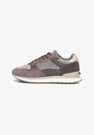 Grau- und lila Wildledersneaker mit strukturiertem Obermaterial, weißer Mittelsohle und hellen Akzenten. Verfügt über eine gerundete Zehenpartie und ein Schnürdesign.
