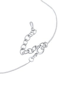 Sølv kædearmbånd med en kombination af flade og runde led, udstyret med en lås og justerbar kæde. Glat overflade med en poleret finish.