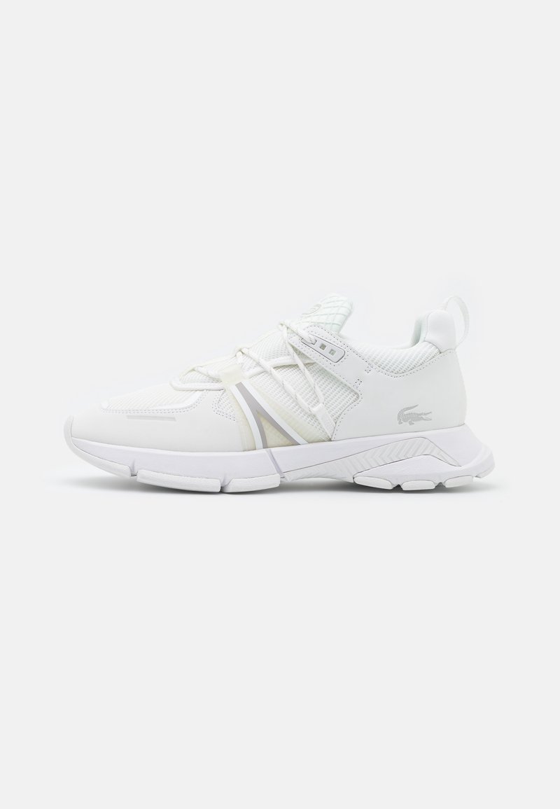 Basket de sport blanche avec tige en mesh et cuir, lacets élastiques, semelle rembourrée et petit logo brodé sur le côté.