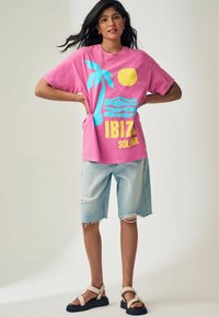 Next BRIGHT GRAPHIC CREW NECK  - T-shirt print - pink ibiza city