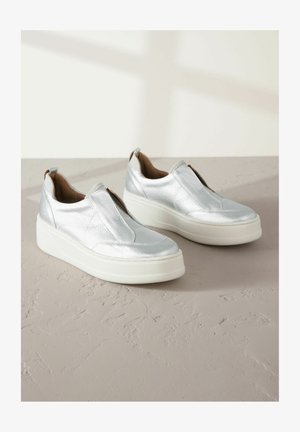 Stříbrné nazouvací boty s texturovaným povrchem, kulatou špičkou a silnou bílou platformou; obsahují elastické boční panely a poutko.