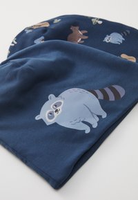 Blaues Baumwollmütze mit einem Waschbärmotiv und verschiedenen Tiermustern. Weiches, dehnbares Material mit glatter Textur.