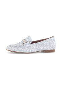 Lichtblauwe loafers met een subtiele dierenprint, voorzien van een decoratieve gesp, vlakke hak en zachte stof.