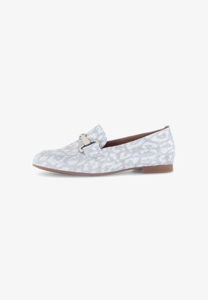 Lichtblauwe loafers met een subtiele dierenprint, voorzien van een decoratieve gesp, vlakke hak en zachte stof.