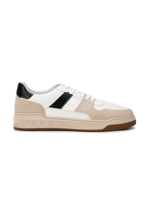 Sneakers z fakturowanym beżowym zamszem i białą skórzaną cholewką, z czarnym paskiem, wyściełanym kołnierzem i gumową podeszwą z przyczepnością.