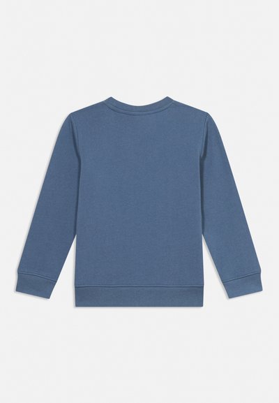 Pikkade varrukatega sinine ümar-kaelusega dressipluus on tasapinnale laotatud, näidates tagakülge soonikkoes mansettide ja äärega ühel valgel taustal.