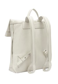Biały skórzany plecak z regulowanymi paskami, górnym uchwytem, subtelnym przeszyciem i minimalistycznym designem. Posiada boczną kieszeń na zamek.
