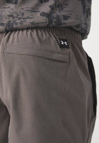Under Armour PROJECT ROCK CAMP SHORT - Sportovní kraťasy - fresh clay/black
