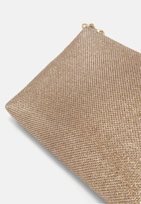 Borsa a clutch in metallo dorato con texture, superficie liscia, forma triangolare e un tirante a zip ad anello per una chiusura sicura.