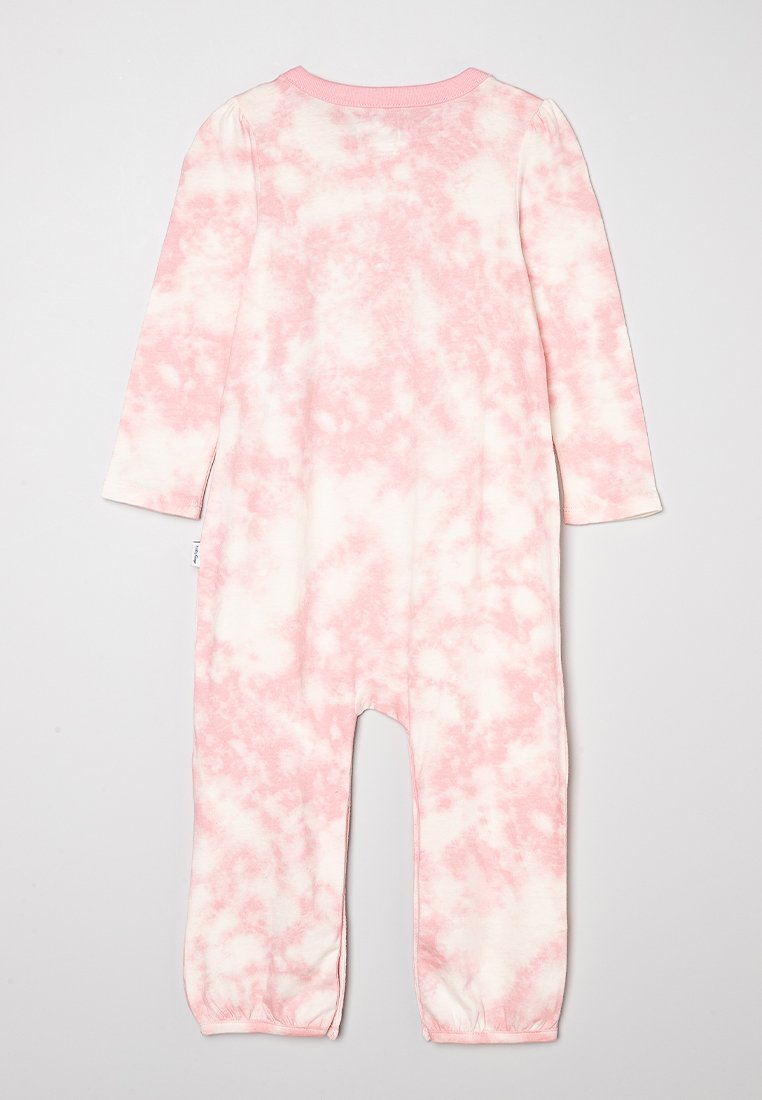 Un mono de estilo tie-dye rosa con mangas largas, cuello redondo y puños elásticos. Tela suave con una textura ligeramente peluda.