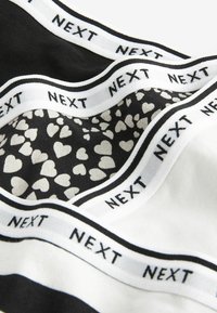 Next MONO PRINT RICH LOGO KNICKERS FOUR PACK - Tango nohavičky - monochrome heart print stripe