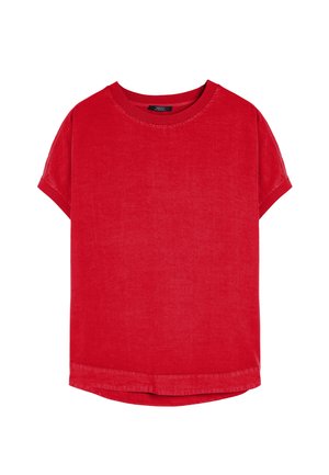 Czerwony bawełniany T-shirt z krótkim rękawem, okrągłym dekoltem i luźnym krojem. Gładka faktura, dół lekko zaokrąglony.