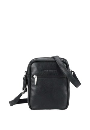 Sac bandoulière en cuir noir avec poche avant zippée, sangle réglable et nom de la marque embossé sur le panneau avant.