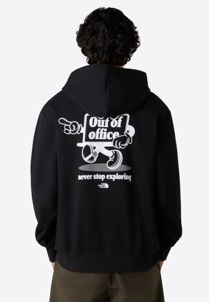 Zwarte hoodie van zachte stof met een grafische print op de achterkant, met de tekst "Out of office" en "never stop exploring" in het wit.