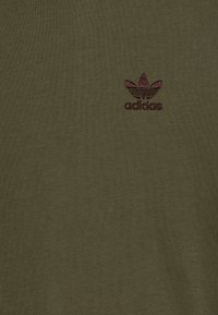 adidas Originals TEE JUNIOR UNISEX - Základné tričko - olive strata