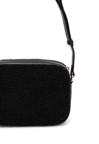 Borsa nera con un esterno in lana morbida e strutturata e dettagli in pelle liscia. Forma rettangolare con tracolla staccabile e dettagli in zip dorata.