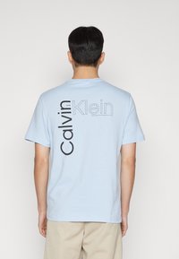 Calvin Klein ANGLED BACK LOGO - T-shirts med print - kentucky blue