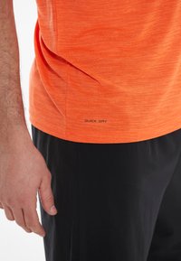 Endurance S/S PERFORMANCE - Tekninen t-paita -  flame