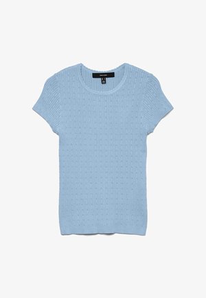 Top tricotat de culoare albastru deschis, cu mâneci scurte, textură cu dungi fine și detalii mici cu găuri, decolteu rotund și croială mulată.