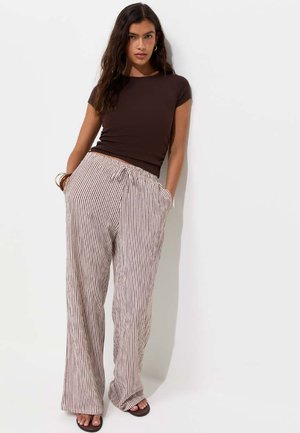New Look, RED THIN STRIPE CRINKLE TEXTURE WIDE LEG TROUSERS - Pantaloni - red pattern