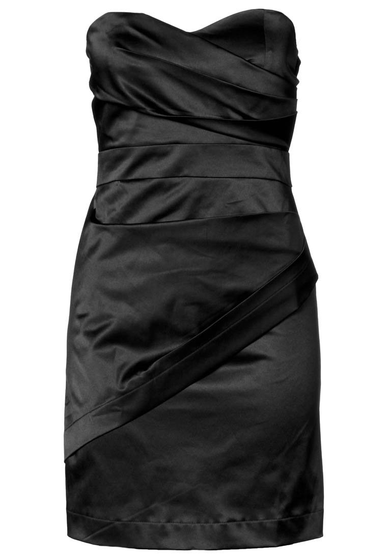 Axellös svart satin klänning med draperade veck, en åtsittande silhuett och en diagonal detalj på höger sida. Slät textur och lyster.
