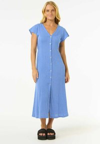 Robe bleue à boutons réalisée dans un tissu texturé, à manches courtes, longueur genou, avec une coupe droite et une fente à l'avant.