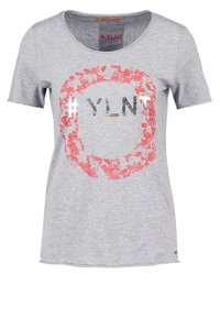 Grå kortärmad t-shirt i mjukt material med en cirkulär grafisk design som har "# YLNT" i fet stil och en röd blommig accent.