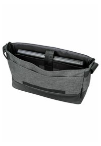 Grå stof messenger taske med sort bund, der har et rummeligt interiør, en frontlomme og et rum til en bærbar computer eller tablet.