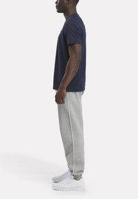 Reebok BIG STACKED LOGO TEE - Apdrukāts T-krekls - vecnav