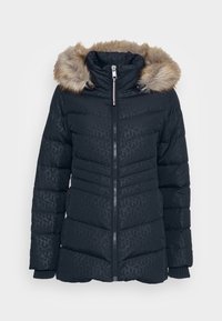 Czarna puchowa kurtka z futrzanym kapturem, zapięciem na zamek, ściągaczami przy mankietach oraz ukośnymi przeszyciami. Posiada subtelny wzór z firmowym logo.