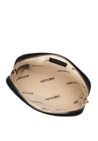 Pochette zippée en cuir noir avec un extérieur lisse et une doublure en tissu doux. À l'intérieur, on trouve un motif répété de la marque "WITTCHEN".