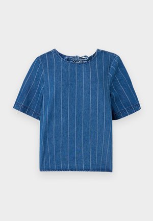 Top din denim de culoare albastră închisă cu dungi verticale albe, decolteu rotund, mâneci scurte și detaliu cu fundă în spate. Textură moale, design casual.