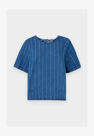 Top din denim de culoare albastră închisă cu dungi verticale albe, decolteu rotund, mâneci scurte și detaliu cu fundă în spate. Textură moale, design casual.