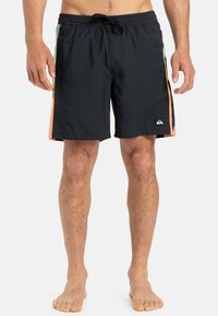 Schwarze Badehose mit Kordelzug am Bund, mit bunten seitlichen Akzenten in Orange, Grün und Blau. Hergestellt aus schnell trocknendem Material.