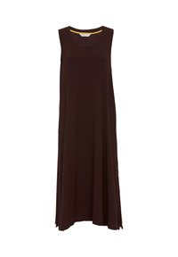 Vestido largo sin mangas de color marrón oscuro con escote redondo y tejido fluido, exhibido sobre un fondo blanco.