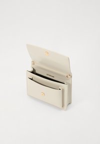 Thumbnail Image 4