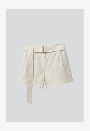 Beige linnedshorts med høj talje, matchende stofbælte og skræddersyede frontplisser, vist på en enkel, lysegrå baggrund.
