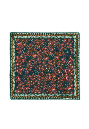 Pañuelo cuadrado con fondo verde oscuro, que presenta patrones florales densamente agrupados en naranja, rojo y blanco, y un borde floral de varias capas.