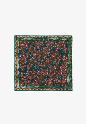 Pañuelo cuadrado con fondo verde oscuro, que presenta patrones florales densamente agrupados en naranja, rojo y blanco, y un borde floral de varias capas.