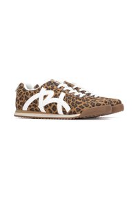 Zapatillas de leopardo con acentos blancos, que presentan un upper texturizado, cordones planos y una suela de goma marrón con un patrón de agarre en zigzag.