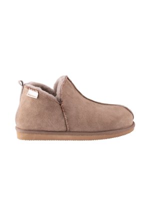 Brune suedette slip-on slippers med blød inderside og gummisål, der har et lille stofmærke på hælen.