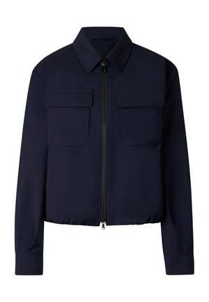 Veste bleu marine à manches longues avec fermeture éclair frontale et deux poches poitrine à rabat, dotée d'un col classique et d'un ourlet droit.