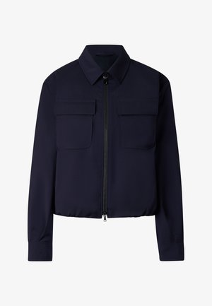 Mørkeblå langærmet jakke med lynlås foran og to brystlommer med klap, med klassisk krave og lige kant.