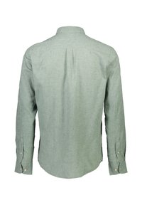 Camisa de manga larga en verde claro, hecha de un tejido texturizado, con un cuello clásico,puños con botones y un dobladillo ligeramente curvado. Se muestra la vista trasera.