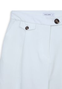Weiße maßgeschneiderte Hose mit zwei Fronttaschen, braunen Knöpfen und einem gefalteten Design. Hergestellt aus einem glatten Stoff mit einem subtilen Glanz.